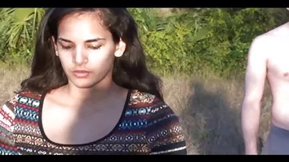 Se fue a la puta pelirroja de vieja joven xxx la playa y entró en la habitación.