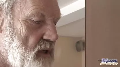 Vine a intentar un papel videos abuelas españolas en una película porno con un agente joven, pero él dijo que es imperativo tener relaciones sexuales con él y quitarlo todo en video, y entonces ella tendrá una oportunidad.