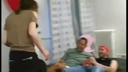 El hermano mayor y lujurioso se folla a la hermana joven en el día de San Valentín xxx viejas feas