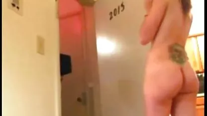 Tio barbudo folla en el sofá dos sexo casero con ancianas rubias sexy