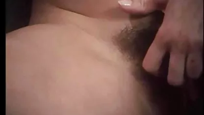 La morena temperamental Rebeca cogiendo viejas borrachas envuelve con avidez sus labios con un largo tronco y chupa dulcemente la polla