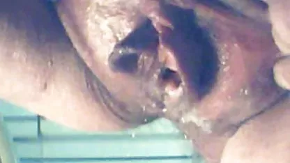 Dos lesbianas se follan con una viejas peludas masturbandose polla gruesa y azul