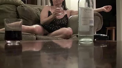 Perra videos de abuelas haciendo el amor pelirroja pone una perla en su culo y se masturba el coño