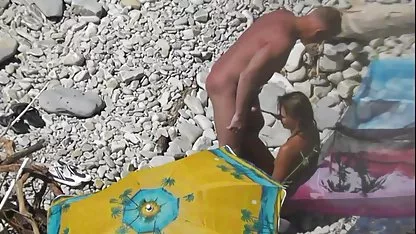 Sexy morena hábilmente abuelas españolas lesbianas lamió huevos y follada en el coño