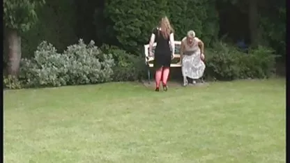 Una perra joven se sienta en un arroyo y frota un clítoris. ancianas teniendo sexo con jóvenes Parte 2
