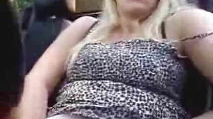 Linda chica asiática sacó dos xnxx viejas culonas huya y terminó en coño peludo