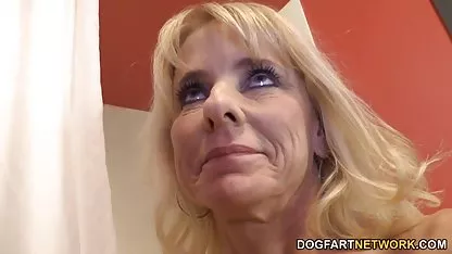 Rubia convincente para quitarse la viejas anal hd ropa interior.