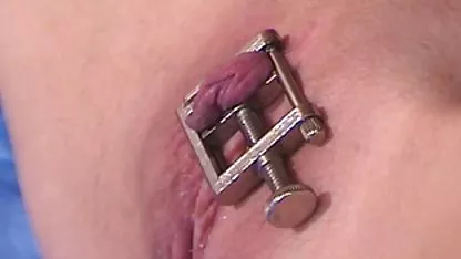Un hombre se folla a la segunda enfermera, la abuela follada por negro pone en la cima, y ​​luego comienza una verdadera orgía médica con otlizami mutuo, succión y jodido, porno real en línea en el hospital.