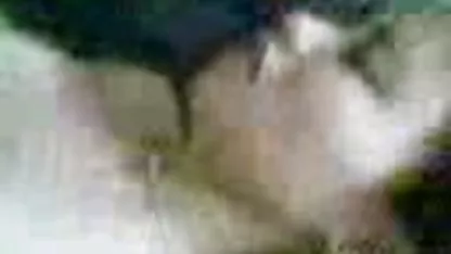Un hombre depravado se folla a un joven estudiante con su polla gruesa y al ponerle un camarón le mete el dedo en el viejas culonas sexo culo y le da al orgasmo la belleza.