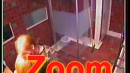 Dos gays divirtiéndose en viejas teniendo sexo un hotel.