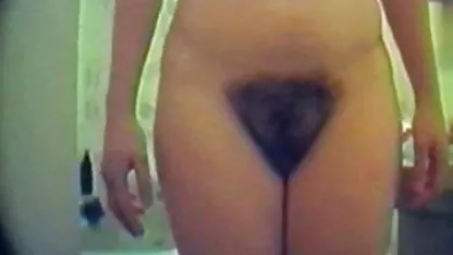 La hermosa morena Melena Tara se masturba con el mujeres ancianas teniendo sexo coño mojado