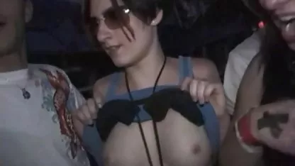 Al bebé le encanta chupar pollas en el auto y por eso a menudo abuelas culonas peludas va a cazar machos