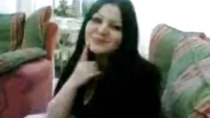 Además de su trabajo principal, esta secretaria tetona siempre está feliz de brindar placer sexual a su jefe. Desnudándose, se tumbó en la mesa y abrió las piernas delante del viejas bien buenas xxx jefe.