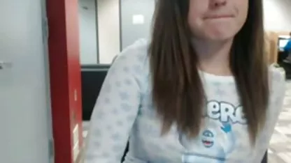 Linda chica acaricia el coño con viejas ardientes objetos graciosos.