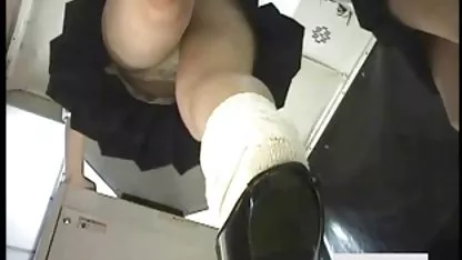La masajista se folla a la vieja está tratando de levantar esta polla sana con su boca.