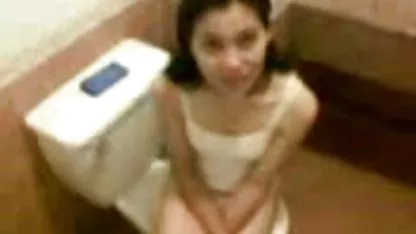 Una hermosa chica es baldeet de los dedos de su amada. viejas chupando pollas