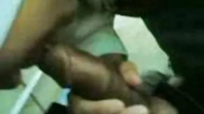La zorra se sienta en el baño y le acaricia videos sexo con ancianos el coño.