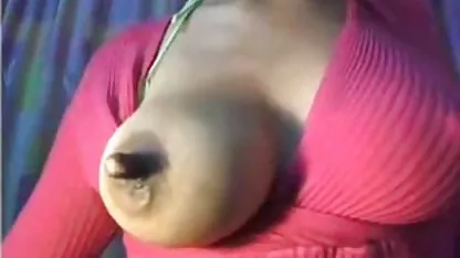 Joven rubia mueve sus caderas peliculas antiguas de incesto y se masturba el coño con sus dedos