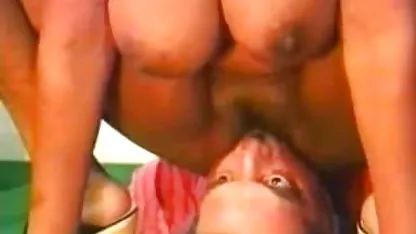 Rubia balanceando su coño en las videos viejas desnudas bolas