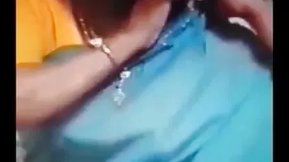 Una mujer bonita exorciza al diablo con un asa de un viejas borrachas xxx grifo de agua.