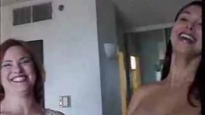 Emo sexy en lencería erótica negra folla viejas tetonas masturbandose su coño rosa en el sofá