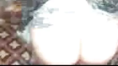 La chica de medias negras se acaricia videos abuelas maduras a sí misma en la silla.