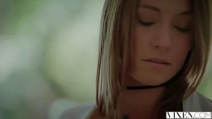 Después de haberse quitado la ropa interior de encaje, la chica rubia saltó al sofá y comenzó a mostrar frente a la cámara lo famoso viejas bien cojidas que podía masturbarse su coño con los dedos.