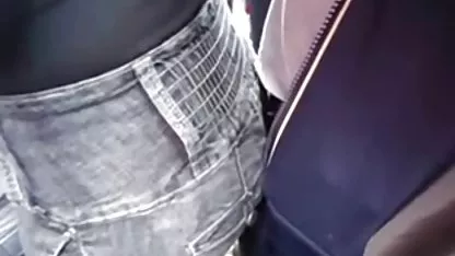 Sentada en una mesa auxiliar, una morena viejas gordas españolas tetona acaricia su coño y recibe un disparo desde debajo de la mesa