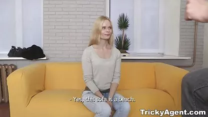 Al atar a una joven asiática, un tío lascivo coloca un montón de pequeños vibradores en su cuerpo, y para el coñito peludo salvó a los más gruesos y largos, con los que se folla a viejas gordas sexo esta perra humillada.