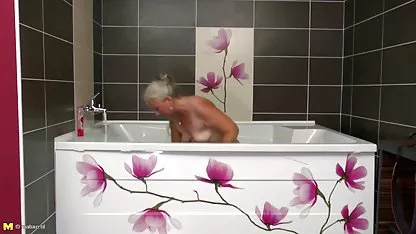 El ancianas desnudas gratis tipo folla a su joven esposa en el baño.