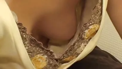 La pono de viejas encantadora Christina adora sentir la polla dura en su pequeña boca.