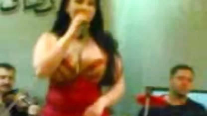 El ayudante auxiliar del muchacho entró en la oficina del director de la empresa y al abuela anal casero ver a una secretaria sexy allí, no pudo evitar ver a sus papilas hinchadas debajo de su suéter.