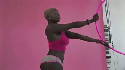 Bonita rubia le encanta viejas tetonas cogiendo chupar coños delante de la cámara