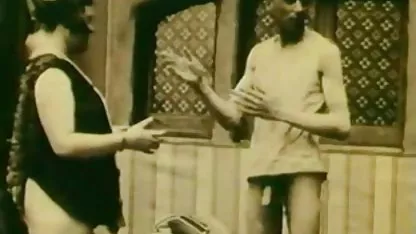 Bisexual puso abuelas teniendo sexo su dedo en la punta de un amigo mientras la negritoska chupaba su polla.