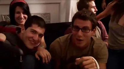 Joven lesbianas jovenes con viejas pervertido Hentayke hizo un fisting.