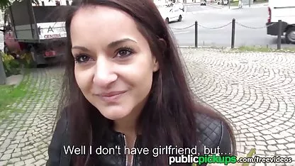 Cuatro jóvenes lesbianas se besan y follan en mujeres viejas haciendo el amor la cama con juguetes.