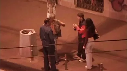 Chico joven lame el coño de una chica viejas folla do sexy e inserta un dedo en su anal