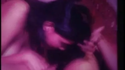 Dos amantes sentadas en una mesa de billar, forzadas a follarse el culo viejas maduras culonas con su lengua esclava, con un collar rosado.