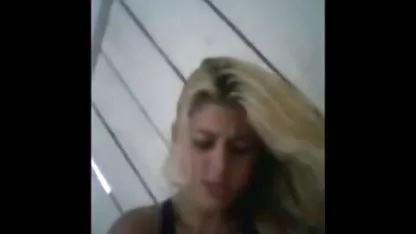 Mientras la joven estudiante estaba dormida, el tipo no perdió viejas bien panochudas la oportunidad y se subió a sus bragas, porque durante mucho tiempo había soñado con acariciar a su vecino entre las piernas.