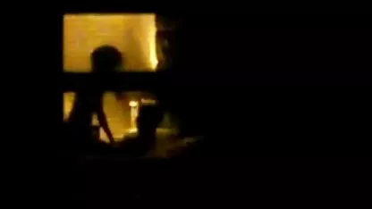 Jovencita divertida muestra sus tetas viejas haciendo tijeras