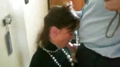 La tetona amazona hirió a un enorme gorila, agitó su espada para cortarle la cabeza, pero al ver una enorme polla entre sus piernas, tiró la espada de sus manos, tomó este enorme miembro gordo en viejas maduras xxx su boca y comenzó a chuparlo