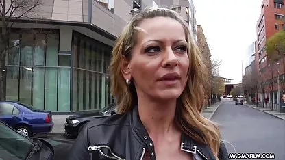 A Carrie Brooks le encanta chupar la polla en la cogiendo viejas gordas biblioteca