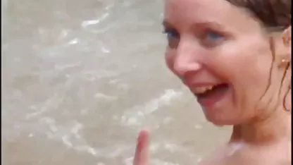 Rubia lujuriosa viejas gordas españolas acaricia su cuerpo y su coño.