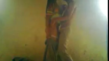 Lesbianas jóvenes orinando en el suelo y follando con coño con vieja chilena culiando alfileres.