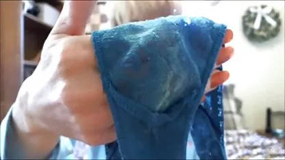 Morena tetona ancianas muy peludas limpia en casa