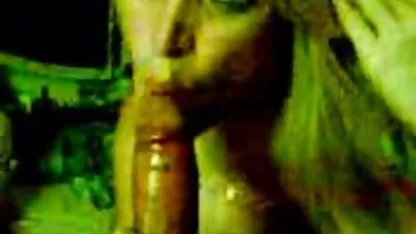 Hermosa chica viejas nalgonsotas se acaricia suavemente