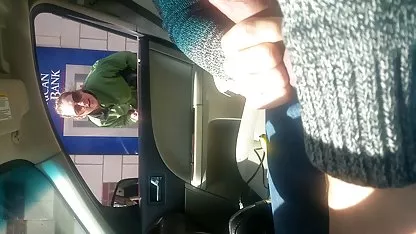 El hermano mayor ayuda a la hermana xxx gordas ancianas con las lecciones y vio el tapón anal en su culo.