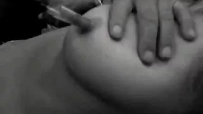 La hermosa chica delgada acaricia suavemente a la socia, luego viejas peteras xxx cambian de rol y él lame su coño, ella se sienta en la parte superior, luego la folla por detrás y se corre en las tetas
