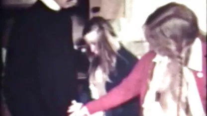 Rubia sexy se viejitos mamando tetas tira delante de la cámara