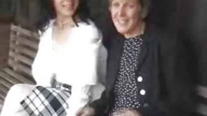 Un hombre se relaja con dos amigos amorosos, se folla los agujeros y pone la boca en su polla. abuelas gordas cogiendo